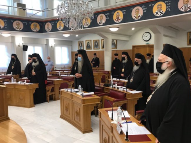 "Ανάγκα και οι Θεοί πείθονται": Με μάσκες οι Μητροπολίτες στη συνεδρίαση της Ιεράς Συνόδου στη Μονή Πετράκη [εικόνες]