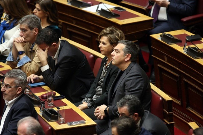 Προϋπολογισμός: Στη Βουλή ο Αλέξης Τσίπρας - Κάθισε δίπλα στη Γεροβασίλη και αγκάλιασε την Λινού - Απών ο Π. Πολάκης