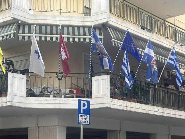 Ούτε μία, ούτε δύο, αλλά... 13 σημαίες στο μπαλκόνι: Στη Λάρισα το πιο σημαιοστολισμένο σπίτι [εικόνες]
