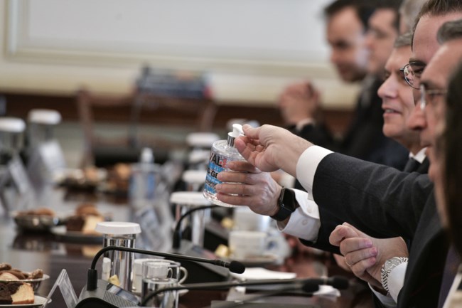 Το... αντισηπτικό σε πρώτο πλάνο, στη συνάντηση Μητσοτάκη με τους περιφερειάρχες