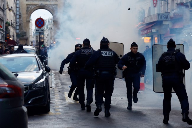 Επεισόδια στο Παρίσι μετά το μακελειό: Στους δρόμους Κούρδοι διαδηλωτές - Δακρυγόνα, φωτιές και οδοφράγματα [εικόνες]