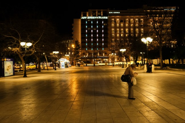Έρημη πόλη η Αθήνα το Σαββατόβραδο λόγω κορονοϊού [εικόνες]