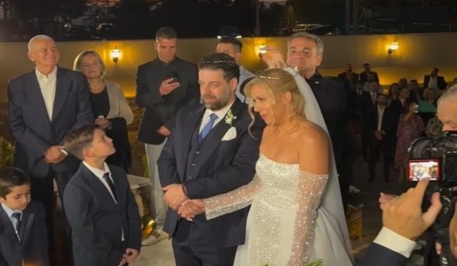Μαρέβα Μητσοτάκη: Με μπλε δημιουργία και chic πέδιλα στον γάμο της κόρης του Γεράσιμου Γιακουμάτου