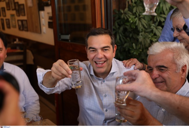 Δημοτικές εκλογές 2023: Για τσίπουρα στον Πειραιά ο Αλέξης Τσίπρας μαζί με τον υποψήφιο δήμαρχο Γιώργο Γαβρίλη