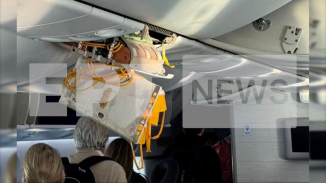 Συγκλονιστικές εικόνες από την πτήση τρόμου της Easyjet στη διαδρομή Κέρκυρα - Λονδίνο: Τραυματίστηκαν 2 αεροσυνοδοί