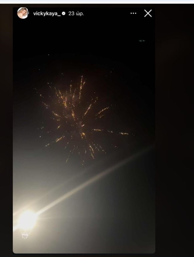 Σε νησιώτικο πανηγύρι η Βίκυ Καγιά - Οικογενειακές διακοπές με τον Ηλία Κρασσά και τα παιδιά τους