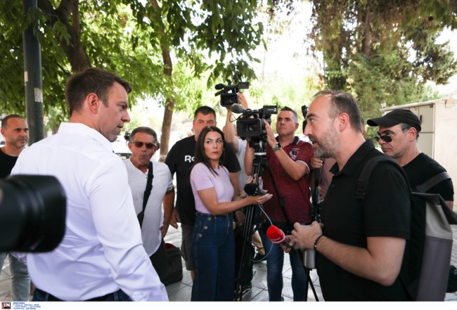 Έντονο τετ-α-τετ Κασσελάκη με εργαζόμενους στην "Αυγή" έξω από την Κουμουνδούρου - Τους κάλεσε στη συνεδρίαση [βίντεο]
