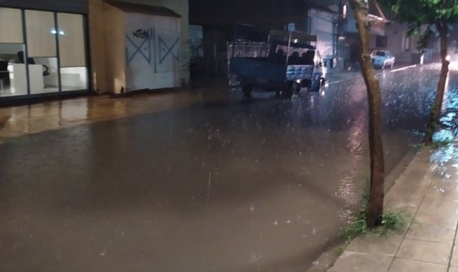 Πλημμύρες σε Καρδίτσα και Πήλιο - Απεγκλωβίστηκε πενταμελής οικογένεια - Χιόνια στα ορεινά [εικόνες - βίντεο]
