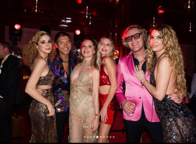Μαρία Ολυμπία - Ευγενία Νιάρχου: Party girls με mini λαμπερά φορέματα σε βραδινή έξοδο