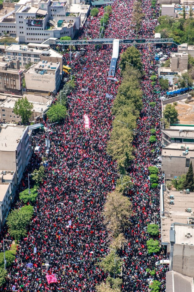 Λαοθάλασσα στην Τεχεράνη για τον Αλί Χαμενεΐ: Εκατομμύρια στο τελευταίο "αντίο" - Συνεχίζεται σήμερα η νεκρική πομπή