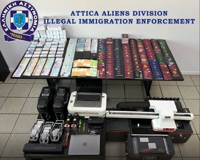 πλαστογραφία εγγράφων μεταναστών