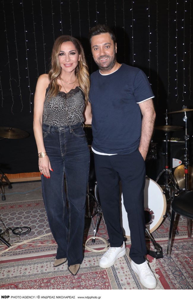 Η γκλαμ ροκ πρωινή εμφάνιση της Δέσποινας Βανδή με ψηλόμεσο denim και λεοπάρ τοπ