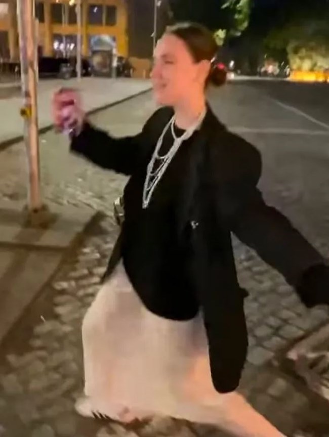 Αδιανόητη τραγωδία: 24χρονη Ρωσίδα σκοντάφτει και σκοτώνεται την ώρα που τραγουδούσε και τη βιντεοσκοπούσε η φίλη της