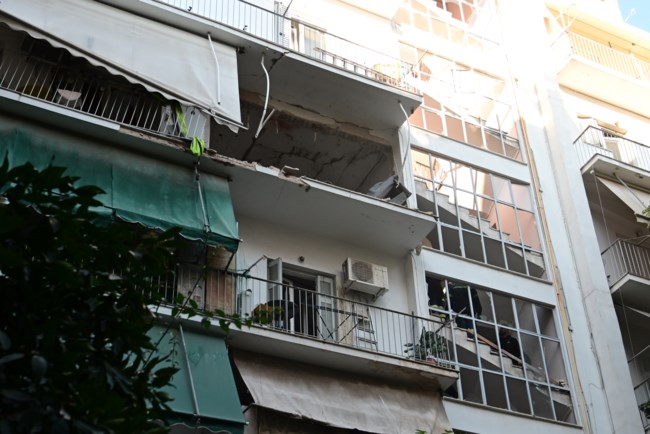 Μυστήριο με την έκρηξη στους Αμπελόκηπους: Αγνωστο πώς ισοπεδώθηκε το διαμέρισμα, ένας νεκρός και μια σοβαρά τραυματισμένη
