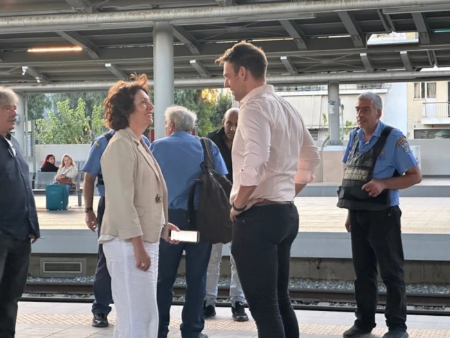Ο Κασσελάκης πήγε στο Μενίδι με μετρό και προαστιακό - Σέλφι με πιτσιρίκια [εικόνες - βίντεο]