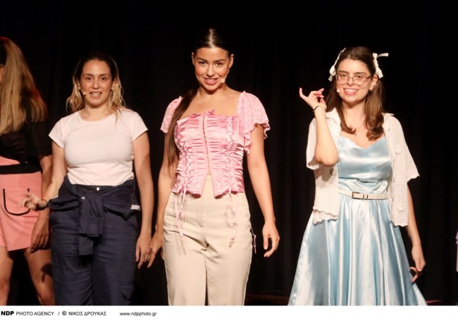 Τάρια Μπούρα: Μαυρισμένη και εντυπωσιακή σε βραδινή έξοδο με άκρως καλοκαιρινό φόρεμα με δέσιμο στον λαιμό