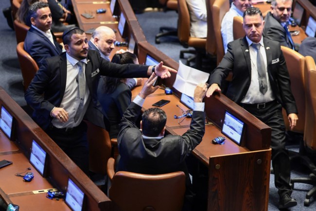 Χαρτί με σύνθημα για την αναγνώριση της Παλαιστίνης έδειξαν οι δύο που διαμαρτυρήθηκαν μέσα στην Κνεσέτ