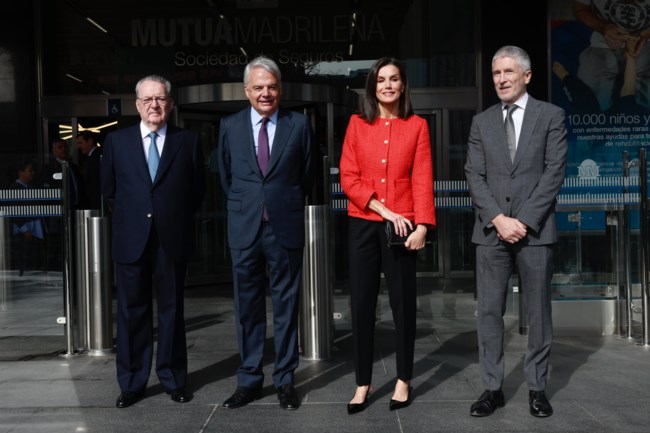 Business chic η βασίλισσα Λετίσια: Ο συνδυασμός με τουίντ σακάκι που ήταν ιδανικός για μια εμφάνιση στο γραφείο