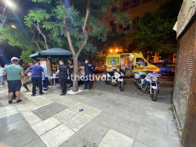 Θεσσαλονίκη: Επιτέθηκε με μαχαίρι μέσα σε ταχυφαγείο - Ένας τραυματίας
