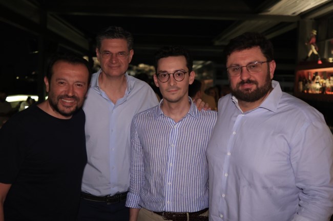 ΣΥΡΙΖΑ: Νυχτερινή έξοδος στο κέντρο της Αθήνας για βουλευτές, ευρωβουλευτές και μέλη της Πολιτικής Γραματείας [εικόνες]