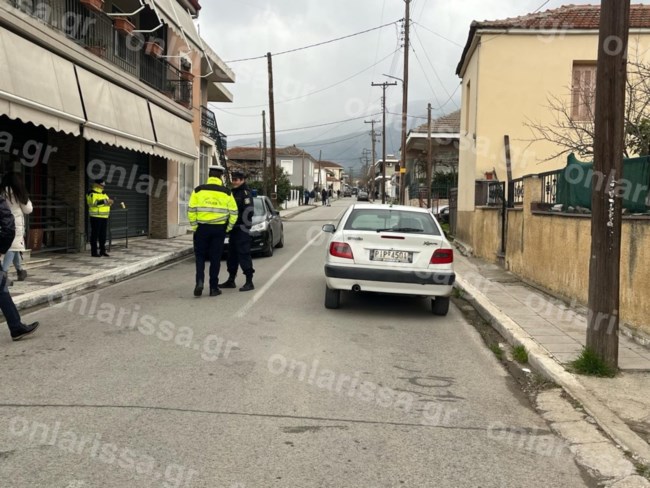 Διπλή δολοφονία στη Λάρισα: Οχυρωμένος με χειροβομβίδα ο 60χρονος - Ασθενοφόρα προσπάθησαν να πλησιάσουν για τους νεκρούς
