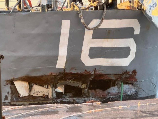 Ριπές ανέμων 106 χλμ./ώρα στη Θεσσαλονίκη: Τα μανιασμένα κυμάτα προκάλεσαν ρήγμα στο αντιτορπιλικό "Βέλος" [βίντεο]