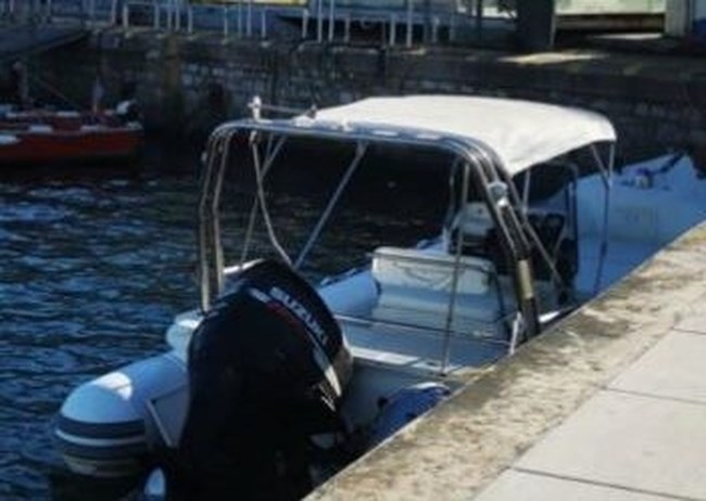 Ατύχημα για τον Αχιλλέα Μπέο: Έπεσε στο λιμάνι  την ώρα που επιβιβαζόταν στο σκάφος του