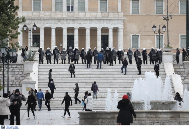 Επεισόδια με αρνητές του κορονοϊού σε Αθήνα και Θεσσαλονίκη - Επέμβαση των ΜΑΤ, 40 προσαγωγές [εικόνες]