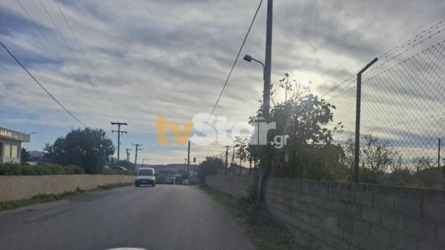 Χαλκίδα: Μητέρα παρασύρθηκε από ΙΧ την ώρα που πήγαινε το παιδί της στο σχολείο - Σε σοκ ο 10χρονος γιος της