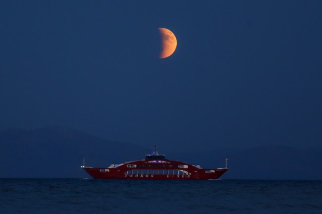Μαγικές εικόνες από το "Ματωμένο Φεγγάρι": Τι είναι η ολική έκλειψη σελήνης