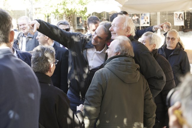 Μητσοτάκης: Selfies και συζητήσεις με πολίτες στο Μοσχάτο - Τους πειραματισμούς με τον λαϊκισμό η χώρα τους πλήρωσε ακριβά