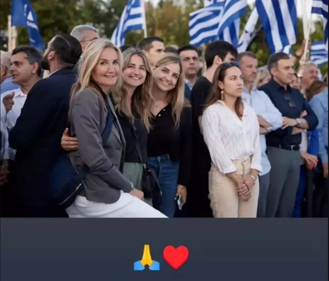 Μαρέβα Γκραμπόφσκι: Η τρυφερή φωτογραφία με τις κόρες της στην ομιλία του Κυριάκου Μητσοτάκη