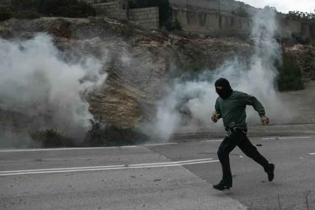 Xίος: Πέτρες και ξύλα κατά την αποχώρηση των ΜΑΤ στο λιμάνι των Μεστών