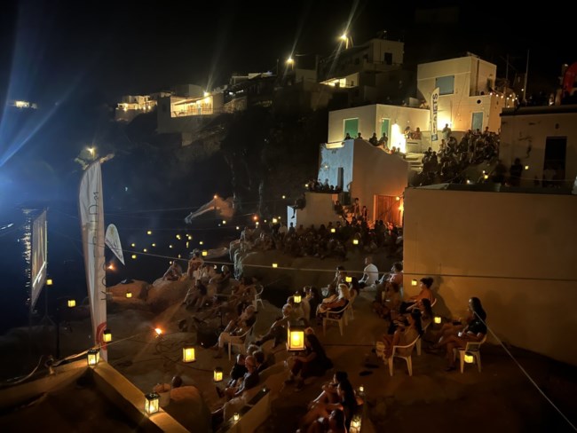 Το θερινό σινεμά στην Κίμωλο που έγινε viral χάρη στην ασυναγώνιστη ομορφιά του