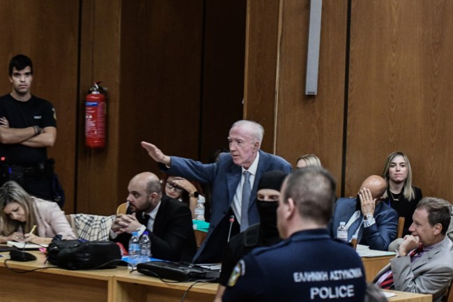 Νέα πρόκληση Κώστα Πλεύρη στη δίκη της Χρυσής Αυγής: Χαιρέτησε ναζιστικά μπροστά στη Μάγδα Φύσσα [εικόνες]