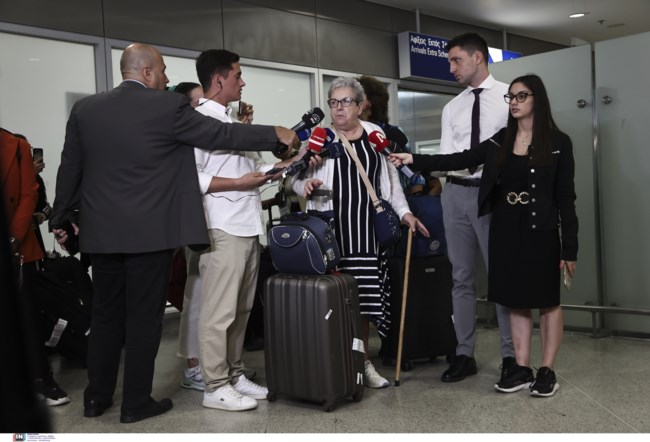 Εφτασαν στην Αθήνα οι πρώτοι Ελληνες από το Ισραήλ - "Είδαμε οδοφράγματα, ακούγαμε πυροβολισμούς"