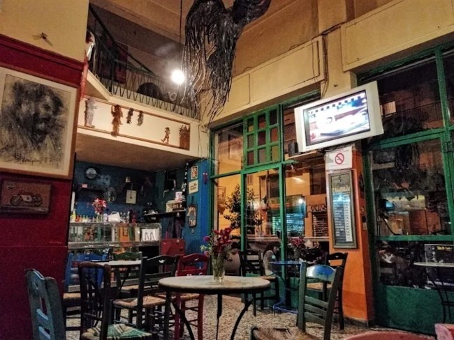 Νίκη για τη "Μουριά": Το ιστορικό καφενείο στα Εξάρχεια δεν βάζει λουκέτο