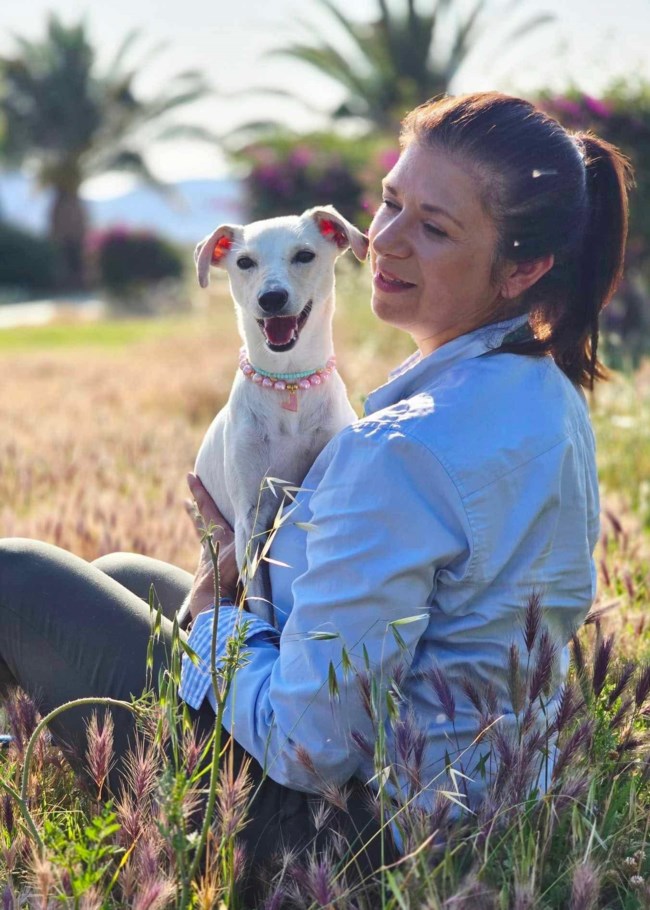 Έλλη Κοκάλη: Η δημοσιογράφος που δίνει "φωνή" στα αδέσποτα του Ηρακλείου