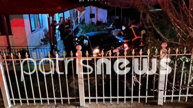 Σοβαρό τροχαίο στην Ηλεία: ΙΧ "προσγειώθηκε" σε αυλή σπιτιού - Διασωληνωμένος ο οδηγός