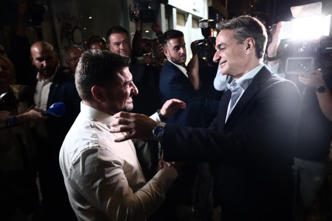 Η θερμή αγκαλιά Μητσοτάκη στον Χαρδαλιά μόλις τον αντικρίζει μετά την άνετη επικράτηση στην Περιφέρεια Αττικής [Εικόνες]
