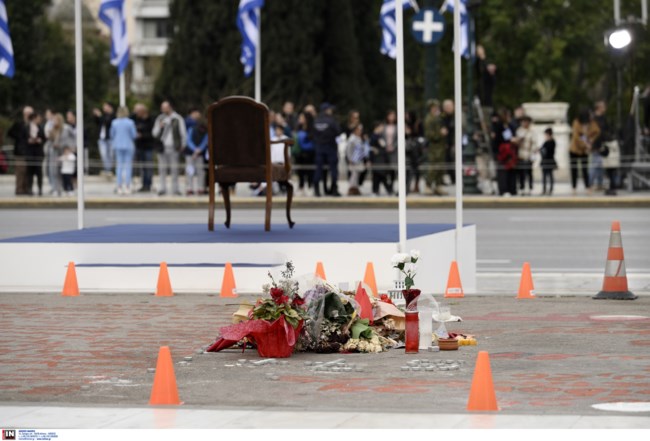 Παρέλαση: Η θέση του Προέδρου της Δημοκρατίας μπροστά από το μνημείο για τα 57 θύματα των Τεμπών
