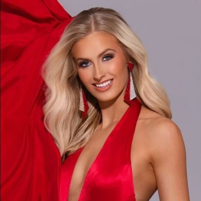 Top Gun και Miss America: Ποια είναι η 22χρονη νέα εστεμμένη της Αμερικής - Η ξανθιά καλλονή που πιλοτάρει μαχητικά