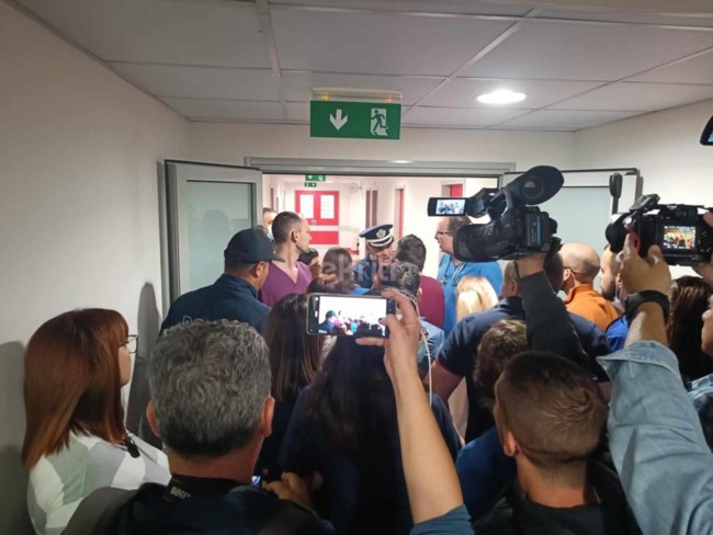 Ηράκλειο: Ενταση και διαπληκτισμοί στην υποδοχή Χρυσοχοϊδη στο Βενιζέλειο - Πανό και διαμαρτυρίες [εικόνες - βίντεο]