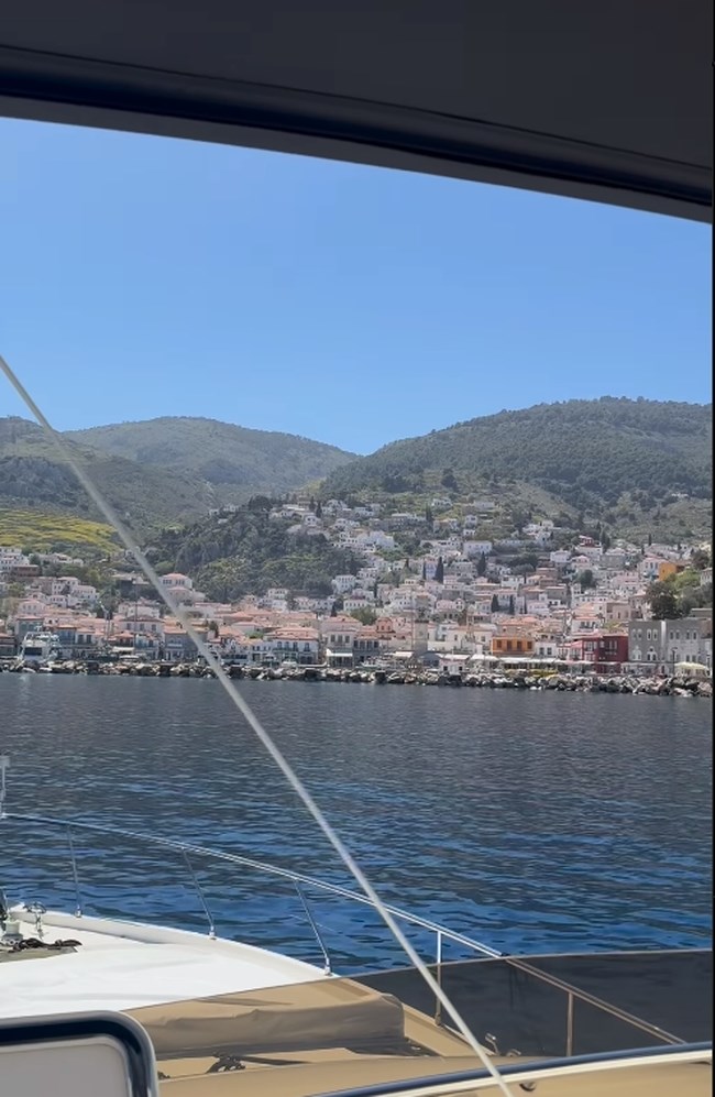 Στεφανίδου - Ευαγγελάτος: Στην πανέμορφη Ύδρα με το σκάφος τους - Το casual look της παρουσιάστριας με denim και ροζ πουλόβερ