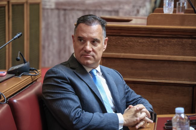 Ανανεωμένος και με νέο κούρεμα ο Άδωνις Γεωργιάδης- Εκανε μεταμόσχευση μαλλιών; [εικόνες]
