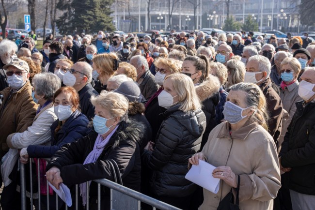 Το εμβόλιο της Pfizer "φρενάρει" την εξάπλωση του κορονοϊού σε ηλικιωμένους και τις εισαγωγές στα νοσοκομεία