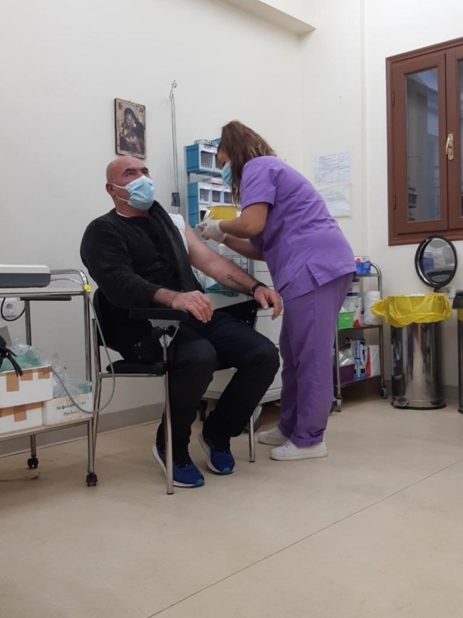 Βουλή: Τροπολογία για πρόσληψη επικουρικών γιατρών και νοσηλευτών για τους εμβολιασμούς