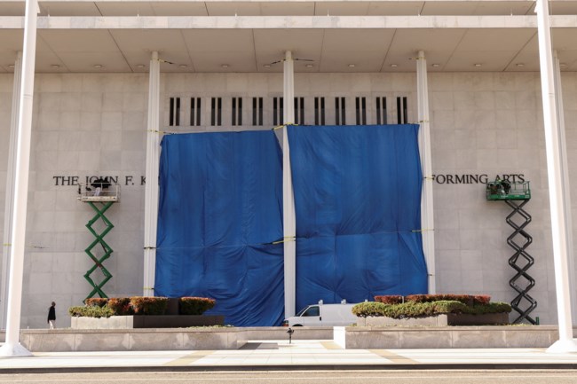 Ο Τραμπ... πρόσθεσε το όνομά του στο Κέντρο Κένεντι των ΗΠΑ: Και εγένετο... "Trump-Kennedy Center" [εικόνες]