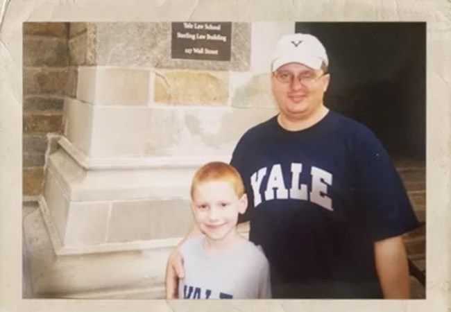 Από απόφοιτος του Γέιλ ακροδεξιός συνωμοσιολόγος: Βαριά καταδίκη για τον ιδρυτή της πολιτοφυλακής που εισέβαλε στο Καπιτώλιο