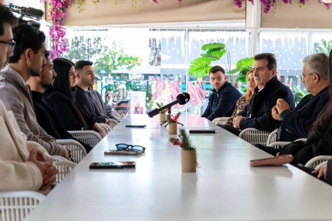 Συνάντηση Χρυσοχοΐδη με νέους Ρομά στην Αγ. Βαρβάρα: "Είστε το παράδειγμα που μπορεί να αλλάξει την κοινωνία"